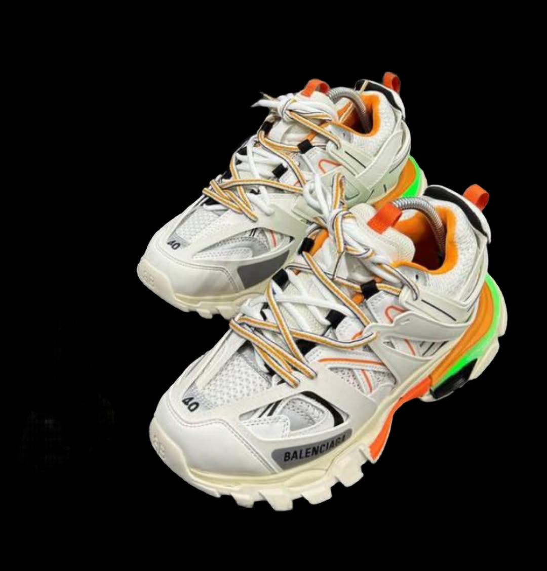 Adidași Balenciaga Triple S – Stil Supra-Dimensionat și Lux Avangardist