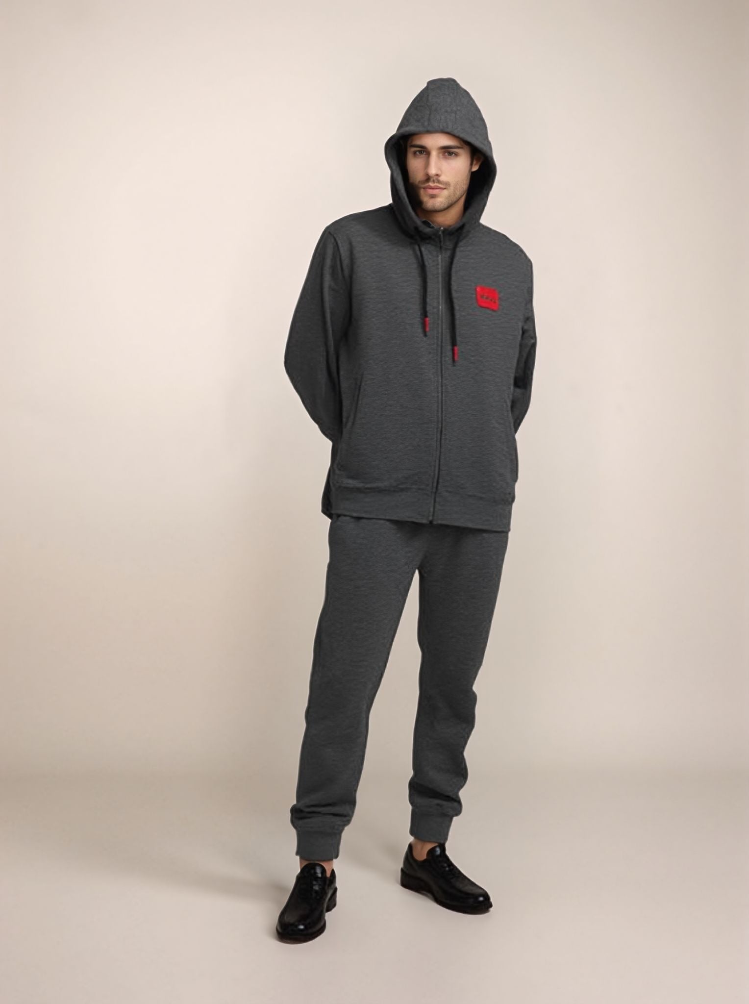 Trening Hugo Gri Închis – Eleganță Minimalistă și Confort Urban