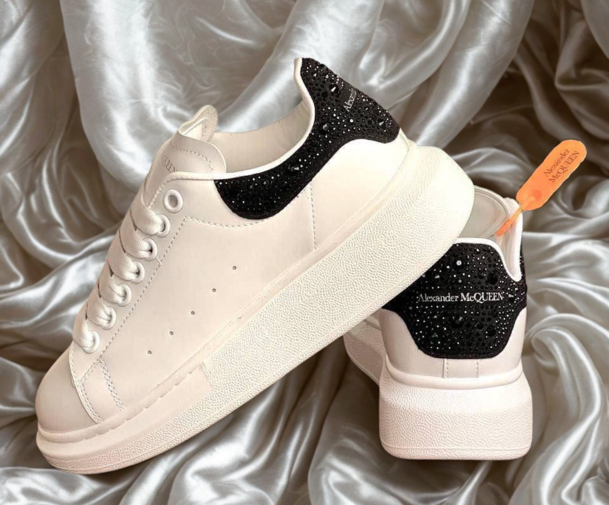 Adidași Alexander McQueen – Eleganță Modernă cu Volum Iconic