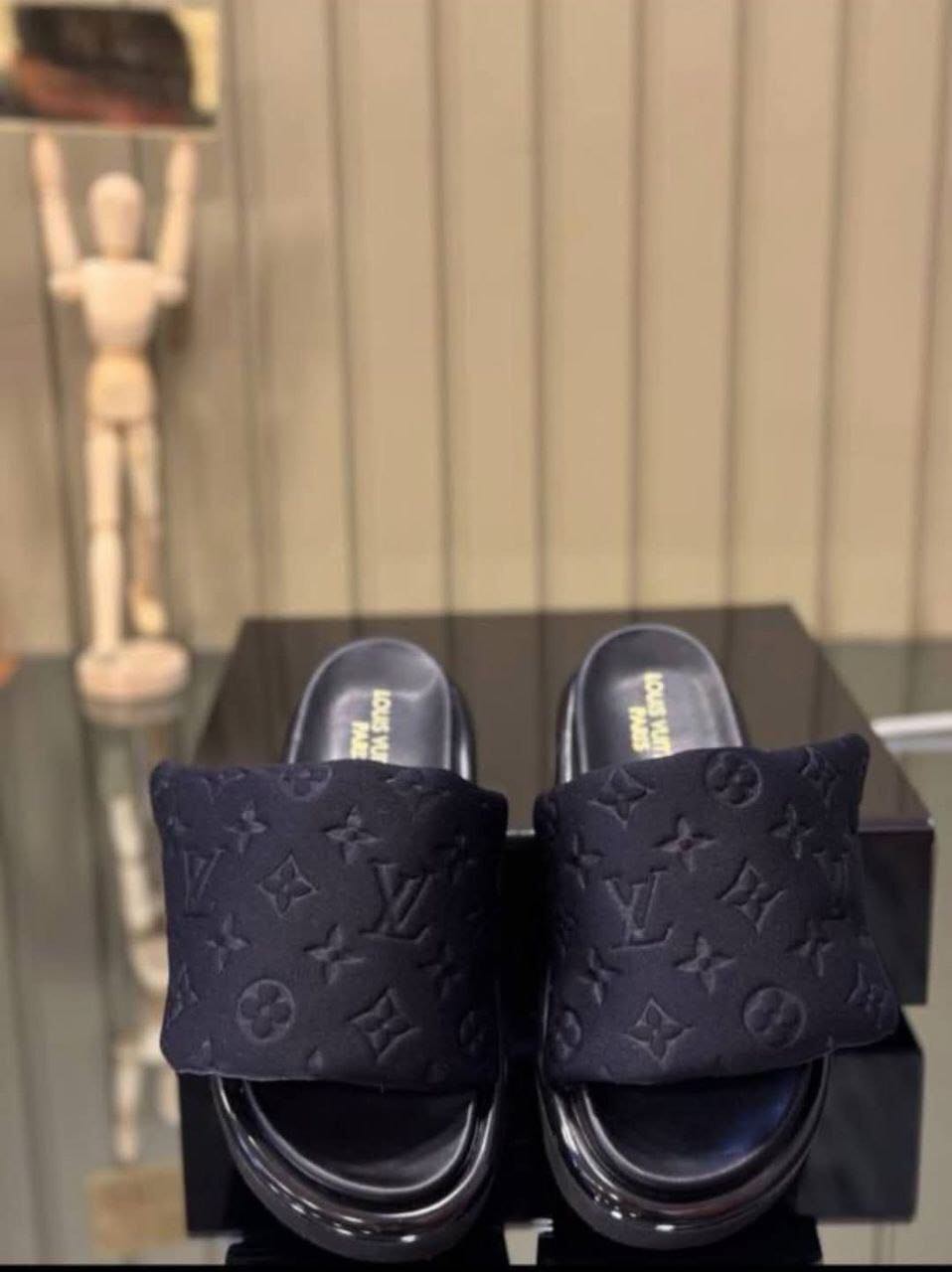 Papuci Louis Vuitton – Rafinament Urban în Stil Exclusivist