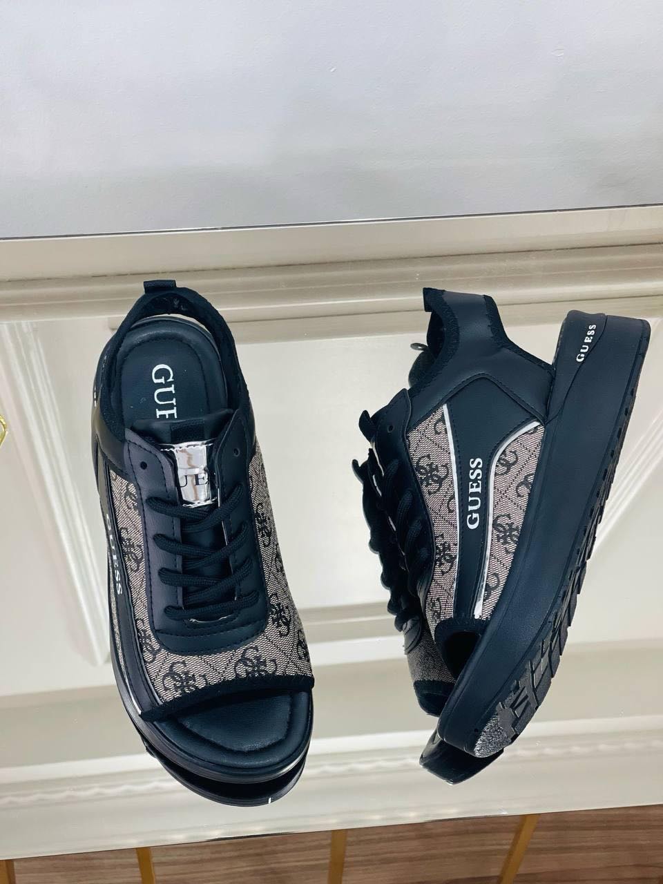 Sandale Guess – Eleganță Urbană în Negru Clasic