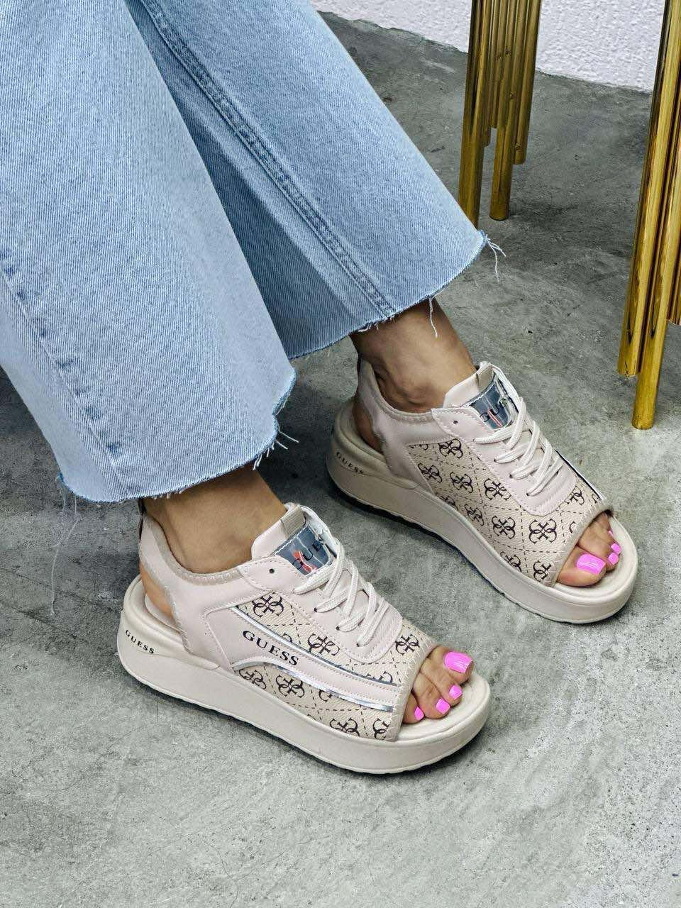 Sandale Guess – Eleganță Urbană în Alb Clasic